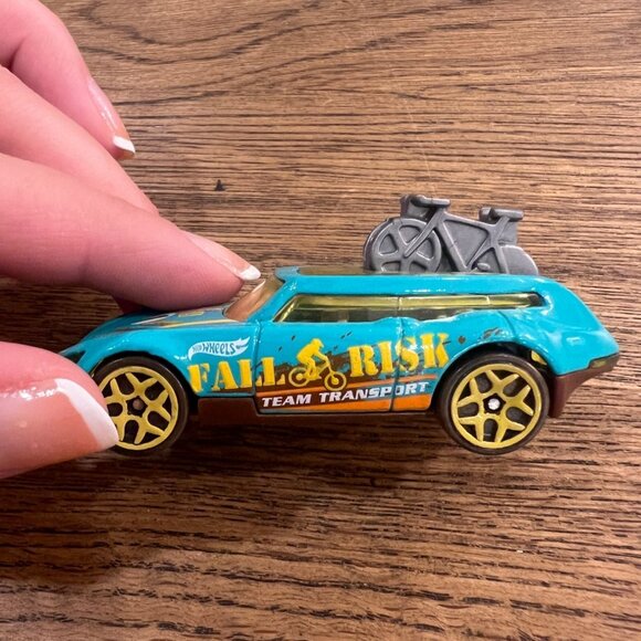 Hot Wheels Tour De Fast Fall Risk Team Transport Bike Car Toy 2016 Mattel DHP35 - Picture 5 of 6